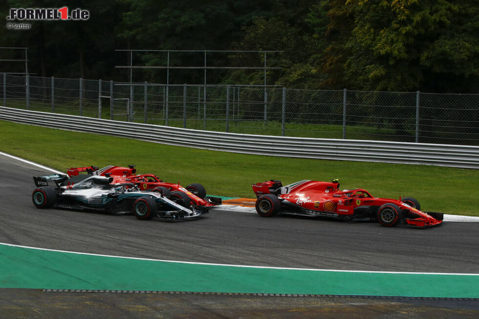 Foto zur News: Sebastian Vettel (5): Die verpasste Pole geht wegen der verkehrten Windschatten-Taktik eher auf Ferraris als auf Vettels Konto. Aber mit dem schnellsten Auto der letzten vier Rennen 38 Punkte auf Hamilton zu verlieren, ist auch seine Schuld. Die Kollision in der ersten Runde war ebenso unglücklich wie unnötig.