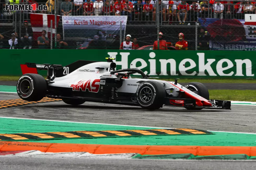 Kevin Magnussen (3): Am meisten Schlagzeilen brachte ihm in Monza die (berechtigte) Wutrede gegen Alonso. Die Situation brachte ihn aber gleichzeitig um Q3. Von weiter hinten gestartet, tat er sich im Mittelfeld schwer. Zu seiner Verteidigung: Bei der Kollision mit Perez hat er genug Platz gelassen. Auch wenn Perez das anders sieht. Foto zur News: Kevin Magnussen (3): Am meisten Schlagzeilen brachte ihm in Monza die (berechtigte) Wutrede gegen Alonso. Die Situation brachte ihn aber gleichzeitig um Q3. Von weiter hinten gestartet, tat er sich im Mittelfeld schwer. Zu seiner Verteidigung: Bei der Kollision mit Perez hat er genug Platz gelassen. Auch wenn Perez das anders sieht.