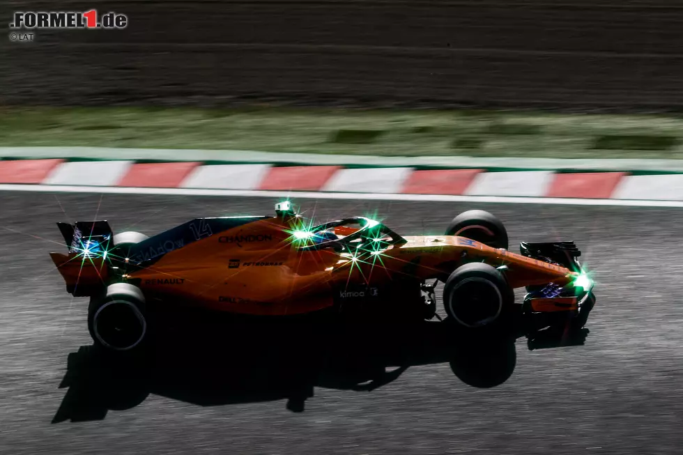 Fernando Alonso (3): Der scheidende McLaren-Star holt beständig das aus dem Auto raus, was es kann. Gegen Ende seiner Karriere wirkt er jedoch zunehmend lustlos, die Extra-Meile zu gehen. Verständlich. Die Situation mit Stroll in der Haarnadel wurde mit fünf Sekunden bestraft. Foto zur News: Fernando Alonso (3): Der scheidende McLaren-Star holt beständig das aus dem Auto raus, was es kann. Gegen Ende seiner Karriere wirkt er jedoch zunehmend lustlos, die Extra-Meile zu gehen. Verständlich. Die Situation mit Stroll in der Haarnadel wurde mit fünf Sekunden bestraft.