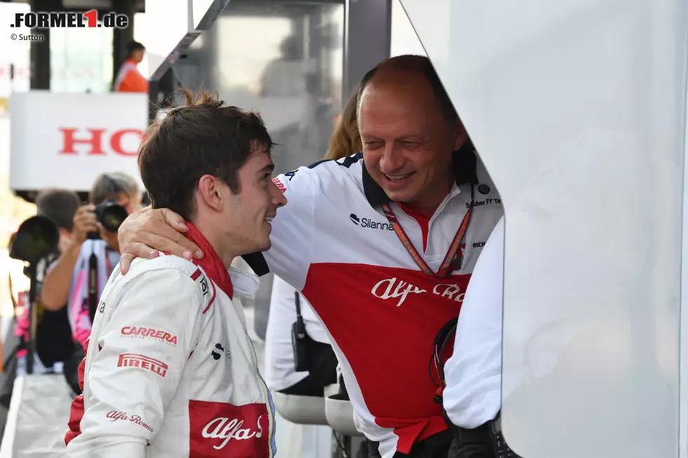 Charles Leclerc (3): Je besser der Sauber wird, desto besser wird Leclerc. Schwer zu sagen, was möglich gewesen wäre, wenn ihm nicht Magnussen zu Beginn die Anfahrt zur ersten Kurve fragwürdig blockiert hätte. Bei Sauber-Teamchef Vasseur steht er trotz verpasster Punkte hoch im Kurs. Foto zur News: Charles Leclerc (3): Je besser der Sauber wird, desto besser wird Leclerc. Schwer zu sagen, was möglich gewesen wäre, wenn ihm nicht Magnussen zu Beginn die Anfahrt zur ersten Kurve fragwürdig blockiert hätte. Bei Sauber-Teamchef Vasseur steht er trotz verpasster Punkte hoch im Kurs.