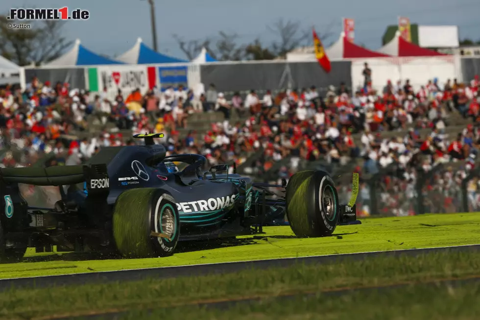 Foto zur News: Valtteri Bottas (3): Im Grunde genommen eine solide Vorstellung. Aber im Gegensatz zu Sotschi fuhr er in Suzuka, auf einer der letzten echten Fahrerstrecken, deutlich hinter Hamilton - das ganze Wochenende. Im Rennen unterliefen ihm Flüchtigkeitsfehler, die ohne Folgen blieben. Dafür eine Zwei zu geben? Zu gnädig!