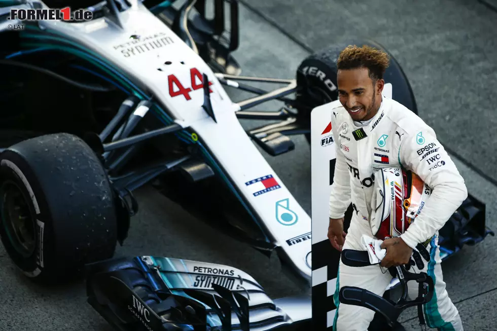 Lewis Hamilton (1): Alles andere als die Bestnote wäre seiner derzeitigen Topform nicht würdig. Das schnellste Auto im Feld hilft, aber das so auf die Straße zu bringen, wie er es gerade tut, ist trotzdem Extraklasse. Nach den sieben geschenkten Punkten von Sotschi wird am Jahresende kein Hahn mehr krähen. Foto zur News: Lewis Hamilton (1): Alles andere als die Bestnote wäre seiner derzeitigen Topform nicht würdig. Das schnellste Auto im Feld hilft, aber das so auf die Straße zu bringen, wie er es gerade tut, ist trotzdem Extraklasse. Nach den sieben geschenkten Punkten von Sotschi wird am Jahresende kein Hahn mehr krähen.