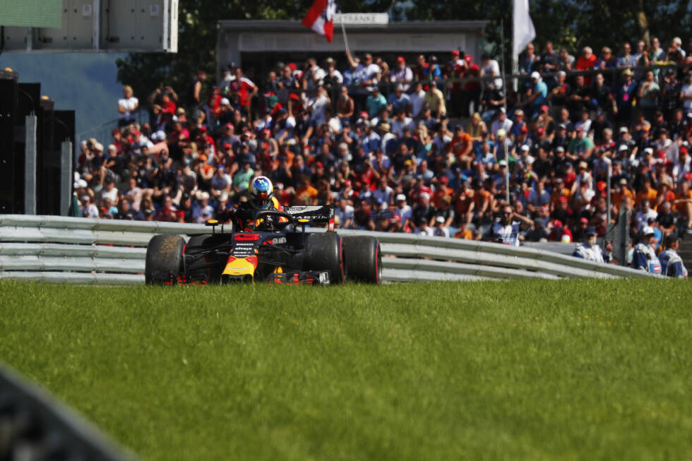 Foto zur News: Daniel Ricciardo (3): Er stand klar in Verstappens Schatten. Die Windschatten-Diskussion im Qualifying hätte er sich sparen können. Ricciardo war im Unrecht. Und im Rennen schaffte er es nicht so gut wie sein Teamkollege, die Reifen am Leben zu halten. Mehr als eine 3 kann&#039;s dafür nicht geben.