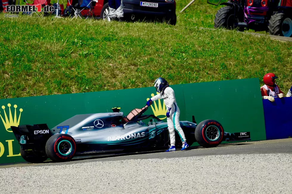 Valtteri Bottas (2): Die sensationell starke Pole muss man ihm hoch anrechnen. Den schlechten Start machte er durch einen kämpferischen Konter noch in der ersten Runde (fast) wieder wett. Und womöglich hätte er das Rennen gewonnen, wenn er nicht ausgeschieden wäre. Hätte, Konjunktiv. Foto zur News: Valtteri Bottas (2): Die sensationell starke Pole muss man ihm hoch anrechnen. Den schlechten Start machte er durch einen kämpferischen Konter noch in der ersten Runde (fast) wieder wett. Und womöglich hätte er das Rennen gewonnen, wenn er nicht ausgeschieden wäre. Hätte, Konjunktiv.
