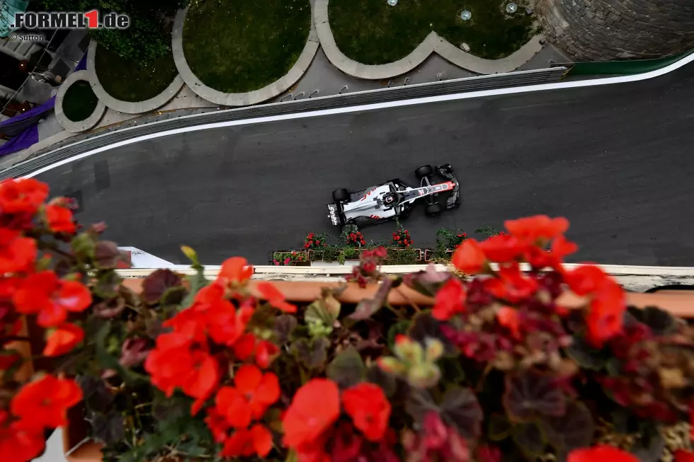 Foto zur News: Romain Grosjean (5): Hart an der Grenze zur 6. Die Engländer haben ein Wort für das, was Grosjean gestern passiert ist: &quot;Brain fade&quot;. Mehr ist zu seinem Abflug hinter dem Safety-Car nicht zu sagen. Haas verschenkt 2018 leichtfertig die Punkte, die am leichtesten zu holen wären. Da geht völlig unter, dass Grosjean sonst top gefahren ist.