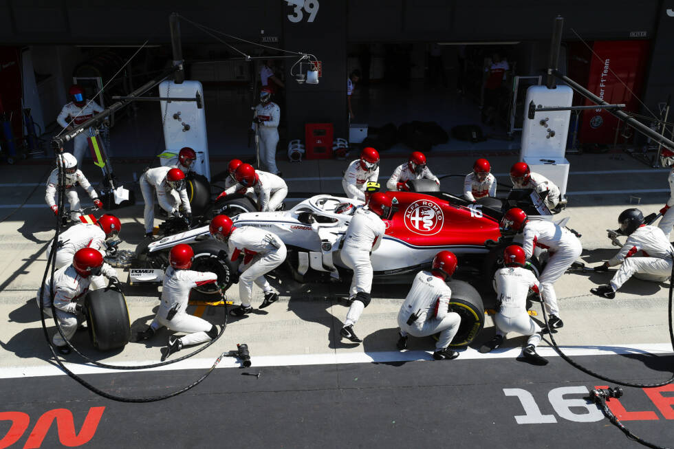Foto zur News: Charles Leclerc (2): Auch wenn der Sauber dank Ferrari-Power besser wird: Das Auto in Q3 zu stellen, ist immer noch eine Meisterleistung. Dass von der Boxencrew ein Rad nicht festgezogen wurde, war nicht sein Fehler. Man kriegt immer mehr das Gefühl: Leclerc ist das nächste große Ding.