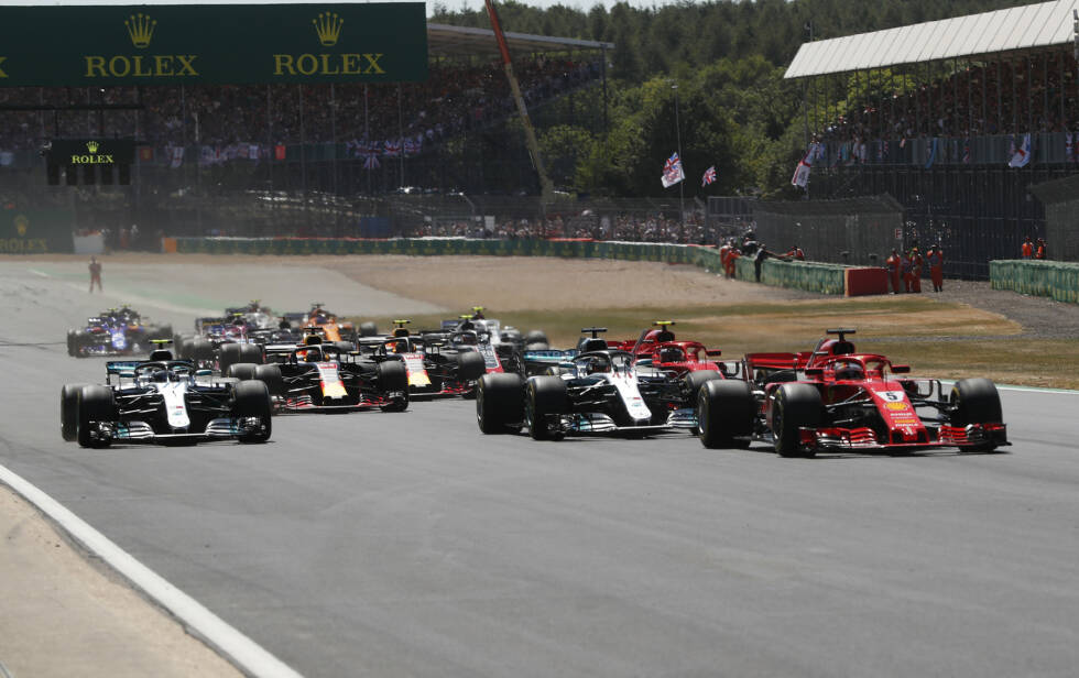 Foto zur News: Lewis Hamilton (2): Pole-Position, sensationelle Aufholjagd, diesmal auch kein Funk-Gemecker - aber man muss auch so ehrlich sein und sagen: Ohne verpatzten Start wäre Hamilton nie in die Position gekommen, von Räikkönen gerammt zu werden. Das gibt den Abzug von der Eins auf die Zwei.