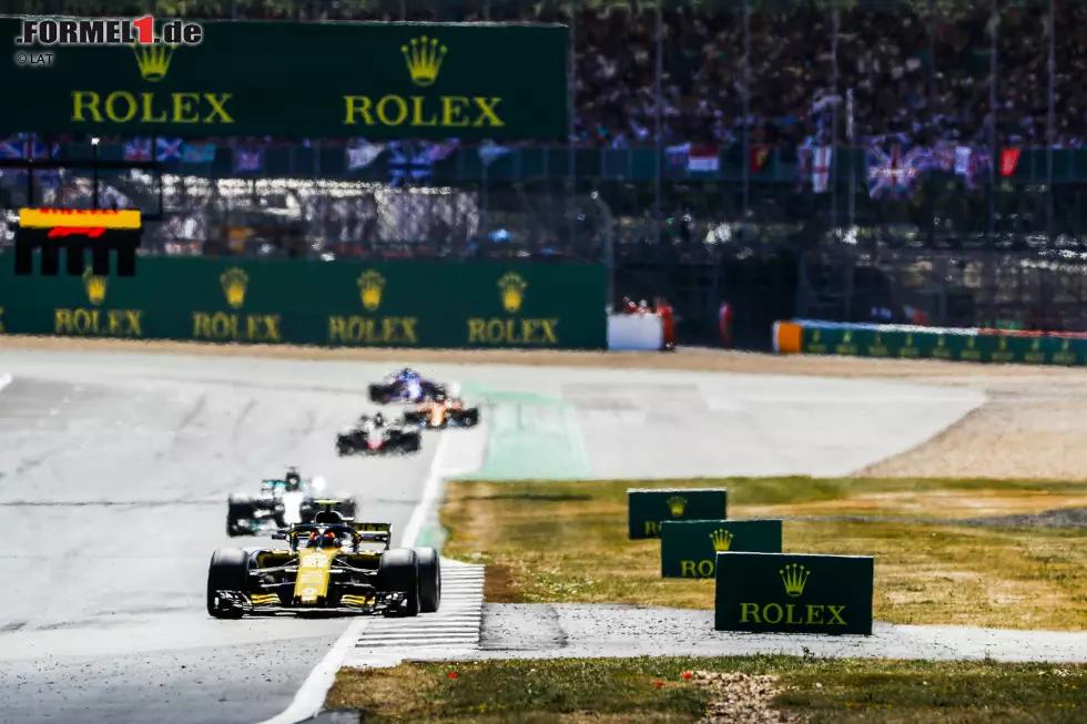 Carlos Sainz (4): Bis zu seinem Q1-Aus (Verkehr) lief das Wochenende mehr in seine als in Hülkenbergs Richtung. Aber das war die Wende. Von da an war Sainz eher unter- als überdurchschnittlich, und so kommen wir zu unserer Bewertung. Auch wenn es mit dem "reifenfressenden" Renault in Silverstone nicht einfach war. Foto zur News: Carlos Sainz (4): Bis zu seinem Q1-Aus (Verkehr) lief das Wochenende mehr in seine als in Hülkenbergs Richtung. Aber das war die Wende. Von da an war Sainz eher unter- als überdurchschnittlich, und so kommen wir zu unserer Bewertung. Auch wenn es mit dem "reifenfressenden" Renault in Silverstone nicht einfach war.