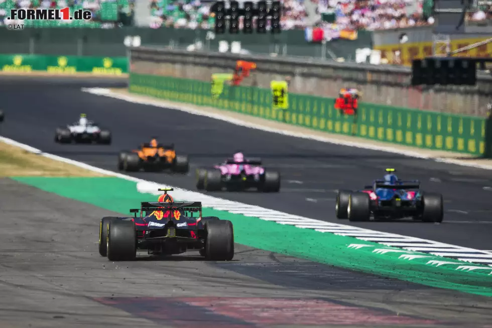 Max Verstappen (2): Die Zwei minus gibt's dafür für den Holländer. Ricciardo hatte er im Griff. Inwieweit er für die vielen Ausritte im Rennen etwas konnte oder wirklich nur das Brake-by-Wire-System schuld war, können wir nicht mit Sicherheit feststellen. Im Zweifel für den Angeklagten. Zumal sein Racing gegen Räikkönen erste Sahne war. Foto zur News: Max Verstappen (2): Die Zwei minus gibt's dafür für den Holländer. Ricciardo hatte er im Griff. Inwieweit er für die vielen Ausritte im Rennen etwas konnte oder wirklich nur das Brake-by-Wire-System schuld war, können wir nicht mit Sicherheit feststellen. Im Zweifel für den Angeklagten. Zumal sein Racing gegen Räikkönen erste Sahne war.