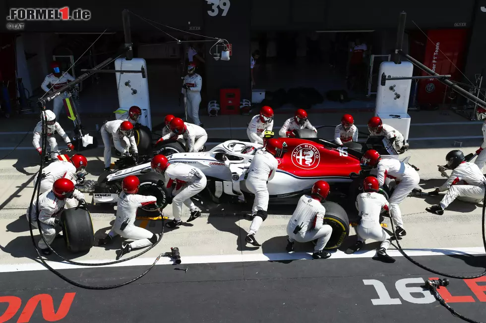 Charles Leclerc (2): Auch wenn der Sauber dank Ferrari-Power besser wird: Das Auto in Q3 zu stellen, ist immer noch eine Meisterleistung. Dass von der Boxencrew ein Rad nicht festgezogen wurde, war nicht sein Fehler. Man kriegt immer mehr das Gefühl: Leclerc ist das nächste große Ding. Foto zur News: Charles Leclerc (2): Auch wenn der Sauber dank Ferrari-Power besser wird: Das Auto in Q3 zu stellen, ist immer noch eine Meisterleistung. Dass von der Boxencrew ein Rad nicht festgezogen wurde, war nicht sein Fehler. Man kriegt immer mehr das Gefühl: Leclerc ist das nächste große Ding.