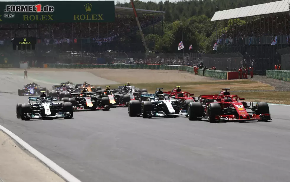 Lewis Hamilton (2): Pole-Position, sensationelle Aufholjagd, diesmal auch kein Funk-Gemecker - aber man muss auch so ehrlich sein und sagen: Ohne verpatzten Start wäre Hamilton nie in die Position gekommen, von Räikkönen gerammt zu werden. Das gibt den Abzug von der Eins auf die Zwei. Foto zur News: Lewis Hamilton (2): Pole-Position, sensationelle Aufholjagd, diesmal auch kein Funk-Gemecker - aber man muss auch so ehrlich sein und sagen: Ohne verpatzten Start wäre Hamilton nie in die Position gekommen, von Räikkönen gerammt zu werden. Das gibt den Abzug von der Eins auf die Zwei.