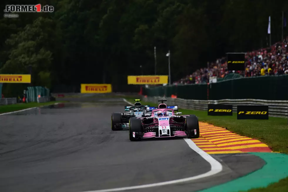 Sergio Perez (2): Im Qualifying fehlte nur eine Runde auf die Pole, im Rennen hatte er den Schwung, um in Führung zu gehen. Gegen Bottas wehrte er sich mit Händen und Füßen, und der fünfte Platz ist der Lohn für seine harte Arbeit. Perez muss sich für diese Ergebnisse mehr anstrengend als Ocon. Aber er liefert sie konstant ab. Foto zur News: Sergio Perez (2): Im Qualifying fehlte nur eine Runde auf die Pole, im Rennen hatte er den Schwung, um in Führung zu gehen. Gegen Bottas wehrte er sich mit Händen und Füßen, und der fünfte Platz ist der Lohn für seine harte Arbeit. Perez muss sich für diese Ergebnisse mehr anstrengend als Ocon. Aber er liefert sie konstant ab.