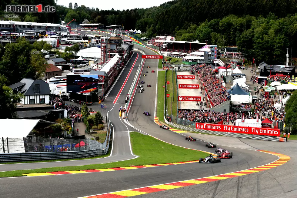 Lewis Hamilton (2): Mit dem langsameren Auto auf Pole zu fahren, würde sich eigentlich eine 1 verdienen. Doch nach dem Start ist es ihm nicht gelungen, mit Vettel noch einmal den gleichen Trick abzuziehen wie 2017. Eine fehlerlose Darbietung. So kann man Weltmeister werden. Foto zur News: Lewis Hamilton (2): Mit dem langsameren Auto auf Pole zu fahren, würde sich eigentlich eine 1 verdienen. Doch nach dem Start ist es ihm nicht gelungen, mit Vettel noch einmal den gleichen Trick abzuziehen wie 2017. Eine fehlerlose Darbietung. So kann man Weltmeister werden.