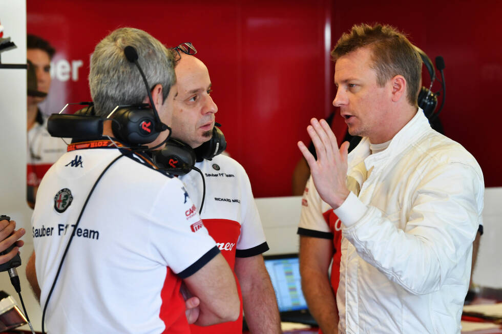 Foto zur News: Kimi Räikkönen macht es wie einst Ayrton Senna nach seinem Wechsel von McLaren zu Williams: Bis sein Ferrari-Vertrag am 31. Dezember offiziell ausläuft, testet er in neutralem Weiß für Sauber.