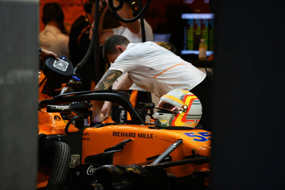 Foto zur News: Carlos Sainz lässt sich noch nicht in McLaren-Klamotten blicken, hat dafür aber ein neues Helmdesign - und das ist mausgrau. Passt irgendwie.