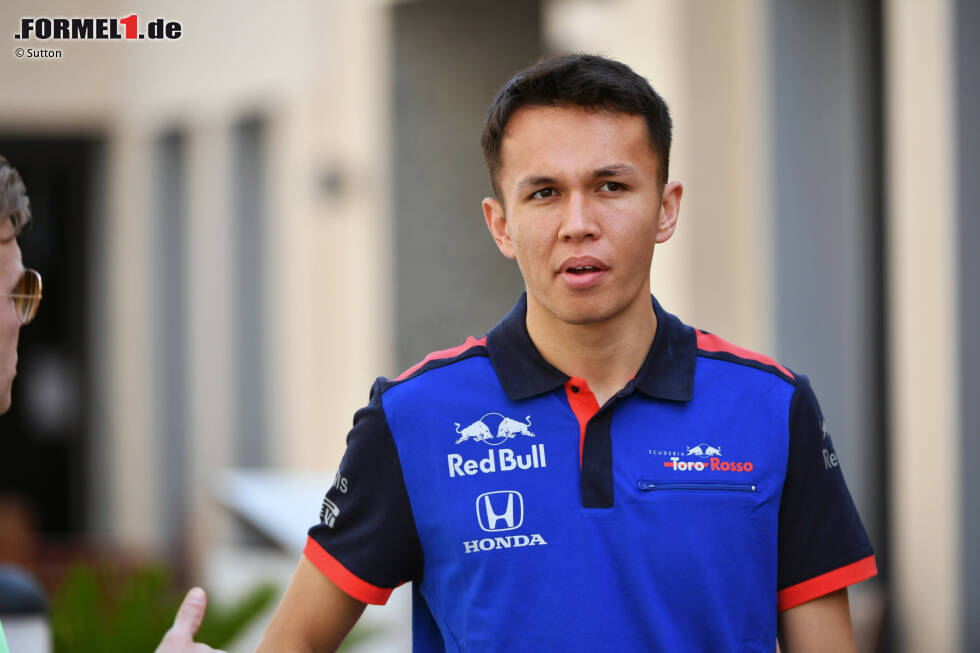 Foto zur News: Gestatten: Alexander Albon. Der britisch-thailändische Nachwuchsmann startet demnächst für Toro Rosso und darf sich schon am Kleiderschrank bedienen.