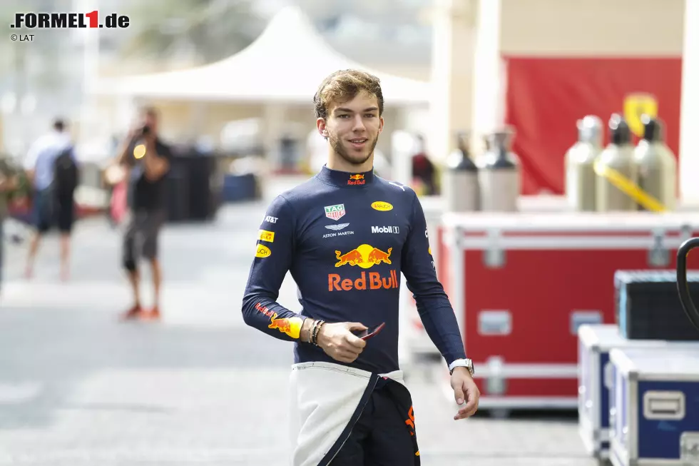 Foto zur News: Pierre Gasly mit Red-Bull-Schriftzug auf dem Bauch zu sehen, sorgt nicht für Verwunderung. Dass es sich um den Dress des A-Teams handelt und nicht um die Toro-Rosso-Klamotten, ist aber einen zweiten Blick wert.