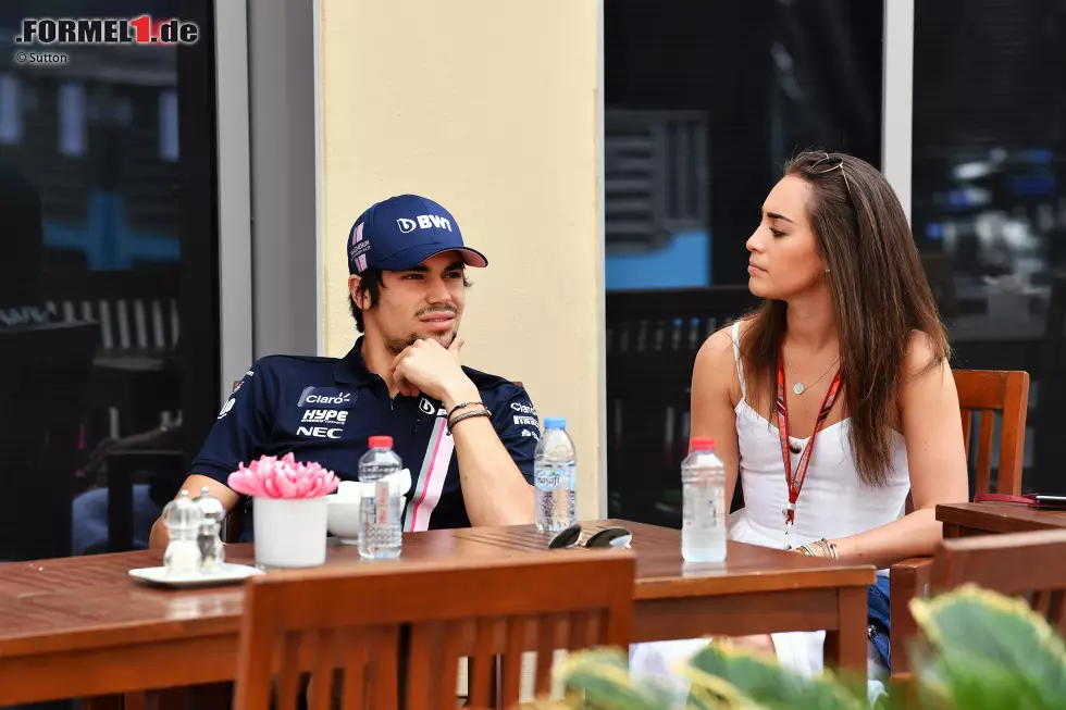 Foto zur News: In charmanter Begleitung und mit lässigem Bart wagt sich Lance Stroll vor die Fotografen. Dass er schon in die Teamkleidung Force Indias schlüpft, geht angesichts der Ähnlichkeit zum Williams-Outfit beinahe unter.