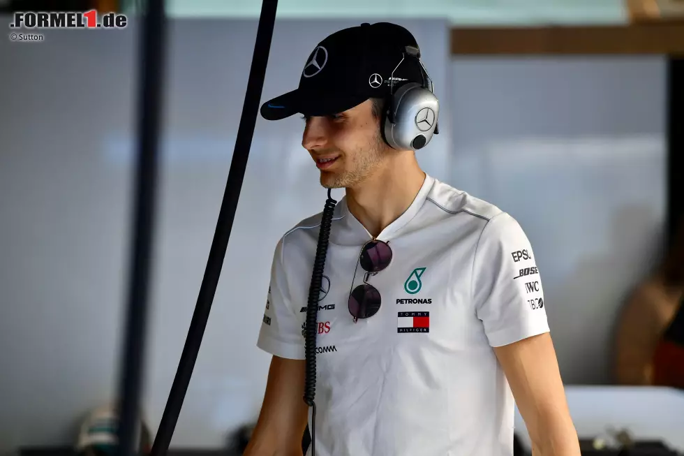 Foto zur News: Esteban Ocons Aufstieg zu Mercedes lief nicht gewünscht, weil er bei den Silberpfeilen 2019 nur eine Reservistenrolle einnimmt. Dennoch trägt er das weiße T-Shirt der Weltmeister-Truppe mit Stolz.