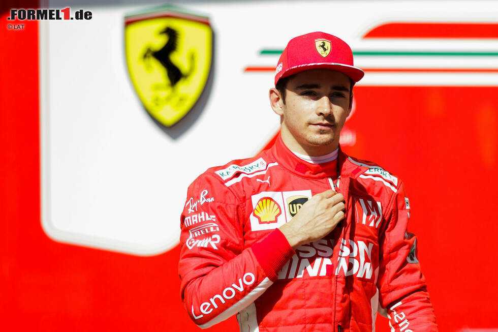 Foto zur News: Eines von vielen ungewohnten Outfits bei den Testfahrten in Abu Dhabi, das in der Formel-1-Saison 2019 zur Regel wird: Der frisch gebackene Ferrari-Pilot Charles Leclerc war schon öfters für die Scuderia im Einsatz, darf sich nun aber an seinen neuen Overall gewöhnen ...