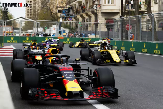 Foto zur News: Nach dem Scharmützel zwischen Max Verstappen und Daniel Ricciardo in Baku riecht es nach Stunk bei Red Bull: alle Bilder des Vorgeplänkels, des Crashs und des Nachspiels!