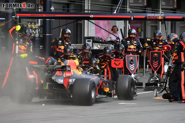 Foto zur News: Nach dem Scharmützel zwischen Max Verstappen und Daniel Ricciardo in Baku riecht es nach Stunk bei Red Bull: alle Bilder des Vorgeplänkels, des Crashs und des Nachspiels!