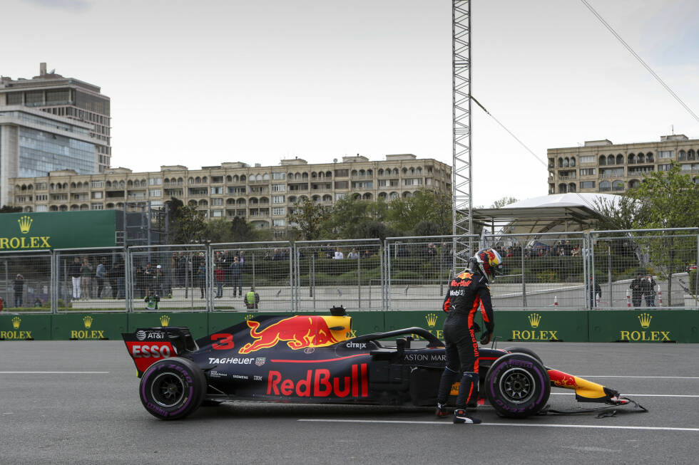 Foto zur News: Nach dem Scharmützel zwischen Max Verstappen und Daniel Ricciardo in Baku riecht es nach Stunk bei Red Bull: alle Bilder des Vorgeplänkels, des Crashs und des Nachspiels!
