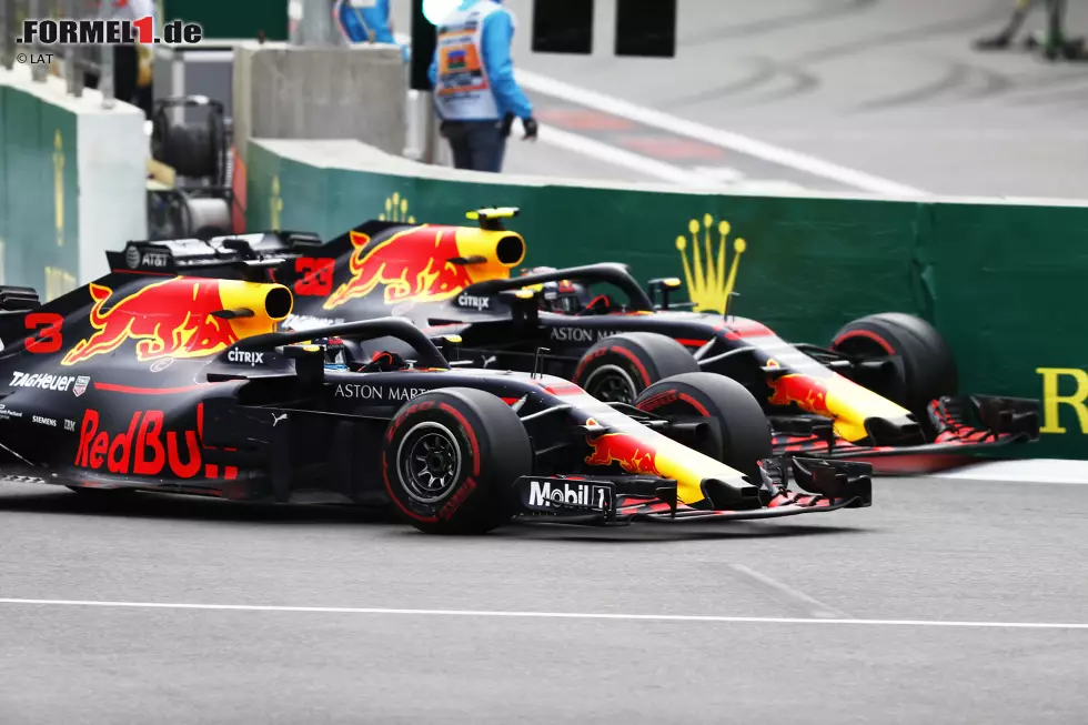 Foto zur News: Nach dem Scharmützel zwischen Max Verstappen und Daniel Ricciardo in Baku riecht es nach Stunk bei Red Bull: alle Bilder des Vorgeplänkels, des Crashs und des Nachspiels!