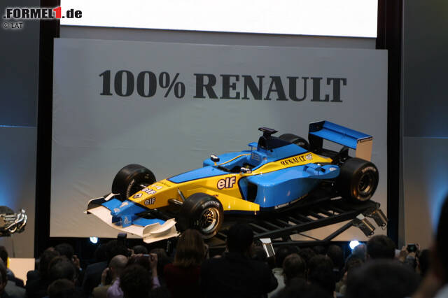 Foto zur News: 2002: Die werksseitige Rückkehr nach 19 Jahren der Formel-1-Abstinenz zelebrierte Renault standesgemäß in Paris - musste dafür jedoch die Sponsorenaufkleber der Tabakmarke Mild Seven von dem R202 entfernen. Sie bestimmte auch den hellblauen Lack.