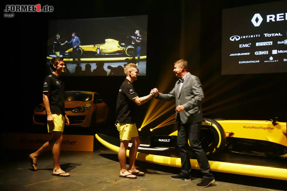 ... obwohl man die Piloten Kevin Magnussen und Jolyon Palmer in Flip-Flops einmarschieren ließ. Ein bisschen Surfer-Style war angesagt. Foto zur News: ... obwohl man die Piloten Kevin Magnussen und Jolyon Palmer in Flip-Flops einmarschieren ließ. Ein bisschen Surfer-Style war angesagt.