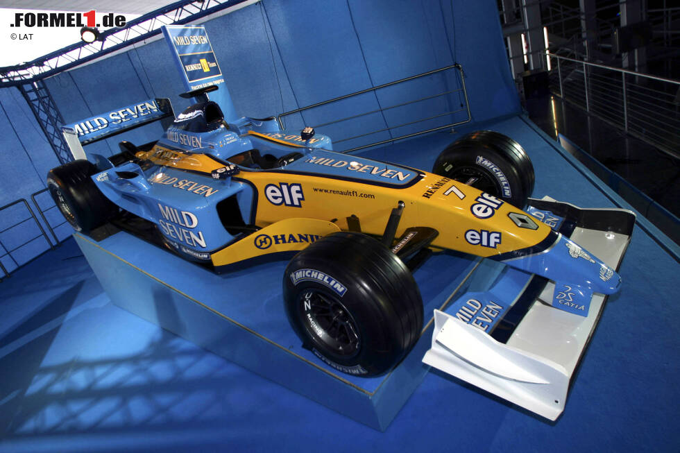 Foto zur News: 2003: Im Jahr darauf ging es für ein Launchevent in die Schweiz, genauer gesagt nach Luzern. Vor der Linse der Fotografen landete das Auto mit dem Namen R203, mit dem die Franzosen dank Fernando Alonso ihr erstes Formel-1-Rennen nach dem Comeback gewannen.