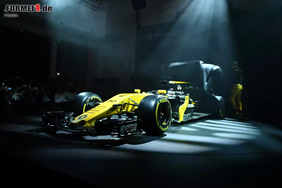 2017: Besser vorbereitet und eher gediegen gestaltete sich Nico Hülkenbergs erste Renault-Präsentation in London. Der RS17 bekam ein wenig Spotlight ab. Foto zur News: 2017: Besser vorbereitet und eher gediegen gestaltete sich Nico Hülkenbergs erste Renault-Präsentation in London. Der RS17 bekam ein wenig Spotlight ab.