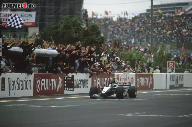 Der Sieg in Jerez ist erst der Anfang. Bis zu seinem Karriereende triumphiert Häkkinen noch 19 weitere Male - und krönt sich 1998 und 1999 zweimal in Serie zum Weltmeister. Als er 2001 von der Formel-1-Bühne abtritt, hat er sich seinen Platz in den Geschichtsbüchern gesichert. Da hat sich das Warten ordentlich gelohnt ... Foto zur News: Der Sieg in Jerez ist erst der Anfang. Bis zu seinem Karriereende triumphiert Häkkinen noch 19 weitere Male - und krönt sich 1998 und 1999 zweimal in Serie zum Weltmeister. Als er 2001 von der Formel-1-Bühne abtritt, hat er sich seinen Platz in den Geschichtsbüchern gesichert. Da hat sich das Warten ordentlich gelohnt ...