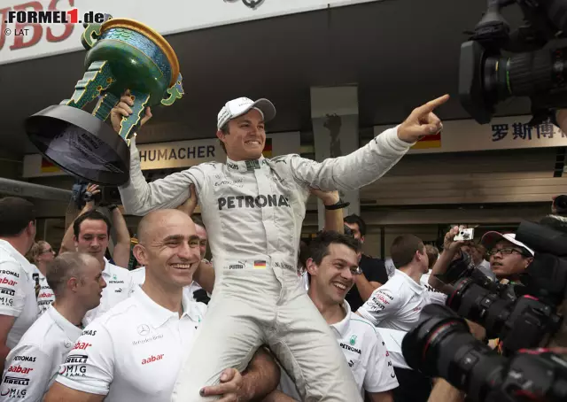2010 wechselt Rosberg zu Mercedes, doch auch dort muss er erst einmal Aufbauarbeit leisten. 2012 platzt in China endlich der Knoten - doch vom WM-Titel ist er da noch weit entfernt. Erst 2016 gelingt ihm im Silberpfeil der ganz große Wurf. Mit insgesamt 23 Siegen tritt er Ende 2016 als amtierender Champion zurück. Foto zur News: 2010 wechselt Rosberg zu Mercedes, doch auch dort muss er erst einmal Aufbauarbeit leisten. 2012 platzt in China endlich der Knoten - doch vom WM-Titel ist er da noch weit entfernt. Erst 2016 gelingt ihm im Silberpfeil der ganz große Wurf. Mit insgesamt 23 Siegen tritt er Ende 2016 als amtierender Champion zurück.