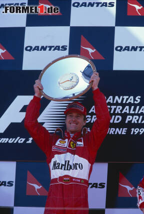 Foto zur News: Platz 10: Eddie Irvine (81 Rennen) - Der Ire kommt 1993 mit Jordan in die Formel 1 und sitzt nach seinem Wechsel zu Ferrari 1996 auch in einem siegfähigen Auto. An der Seite von Michael Schumacher - der klaren Nummer eins im Team - muss er allerdings bis 1999 warten, ehe er beim Saisonauftakt in Melbourne erstmals triumphiert.