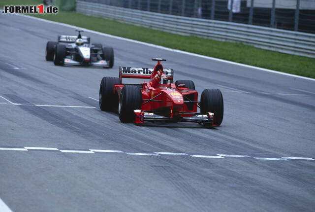 Foto zur News: Weil sich Schumacher während der Saison das Bein bricht und mehrere Rennen ausfällt, ist Irvine plötzlich die Nummer eins bei der Scuderia. Er fährt noch drei weitere Siege ein, doch der Titel geht am Ende des Jahres an Mika Häkkinen. Irvine wechselt anschließend zu Jaguar und gewinnt bis zu seinem Karriereende 2002 kein Rennen mehr.