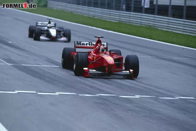 Weil sich Schumacher während der Saison das Bein bricht und mehrere Rennen ausfällt, ist Irvine plötzlich die Nummer eins bei der Scuderia. Er fährt noch drei weitere Siege ein, doch der Titel geht am Ende des Jahres an Mika Häkkinen. Irvine wechselt anschließend zu Jaguar und gewinnt bis zu seinem Karriereende 2002 kein Rennen mehr. Foto zur News: Weil sich Schumacher während der Saison das Bein bricht und mehrere Rennen ausfällt, ist Irvine plötzlich die Nummer eins bei der Scuderia. Er fährt noch drei weitere Siege ein, doch der Titel geht am Ende des Jahres an Mika Häkkinen. Irvine wechselt anschließend zu Jaguar und gewinnt bis zu seinem Karriereende 2002 kein Rennen mehr.