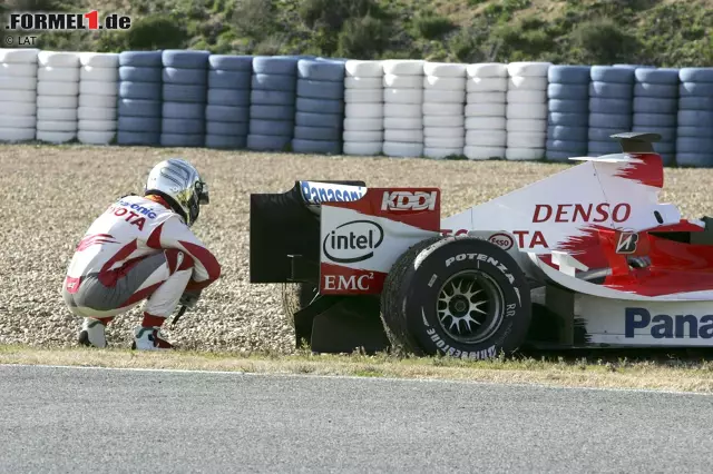 Besonders bitter: Als Renault 2005 und 2006 seine besten Jahre der jüngeren Vergangenheit erlebt, ist Monaco-Sieger Trulli nicht mehr mit an Bord. Bereits Ende 2004 wechselt er zu Toyota, doch weder dort noch bei Hinterbänkler Lotus, wo er seine Formel-1-Karriere 2010 und 2011 ausklingen lässt, gelingt ihm ein weiterer Erfolg. Foto zur News: Besonders bitter: Als Renault 2005 und 2006 seine besten Jahre der jüngeren Vergangenheit erlebt, ist Monaco-Sieger Trulli nicht mehr mit an Bord. Bereits Ende 2004 wechselt er zu Toyota, doch weder dort noch bei Hinterbänkler Lotus, wo er seine Formel-1-Karriere 2010 und 2011 ausklingen lässt, gelingt ihm ein weiterer Erfolg.