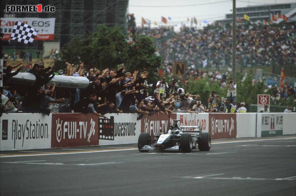 Foto zur News: Der Sieg in Jerez ist erst der Anfang. Bis zu seinem Karriereende triumphiert Häkkinen noch 19 weitere Male - und krönt sich 1998 und 1999 zweimal in Serie zum Weltmeister. Als er 2001 von der Formel-1-Bühne abtritt, hat er sich seinen Platz in den Geschichtsbüchern gesichert. Da hat sich das Warten ordentlich gelohnt ...