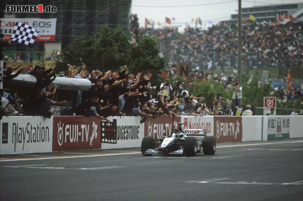 Der Sieg in Jerez ist erst der Anfang. Bis zu seinem Karriereende triumphiert Häkkinen noch 19 weitere Male - und krönt sich 1998 und 1999 zweimal in Serie zum Weltmeister. Als er 2001 von der Formel-1-Bühne abtritt, hat er sich seinen Platz in den Geschichtsbüchern gesichert. Da hat sich das Warten ordentlich gelohnt ... Foto zur News: Der Sieg in Jerez ist erst der Anfang. Bis zu seinem Karriereende triumphiert Häkkinen noch 19 weitere Male - und krönt sich 1998 und 1999 zweimal in Serie zum Weltmeister. Als er 2001 von der Formel-1-Bühne abtritt, hat er sich seinen Platz in den Geschichtsbüchern gesichert. Da hat sich das Warten ordentlich gelohnt ...