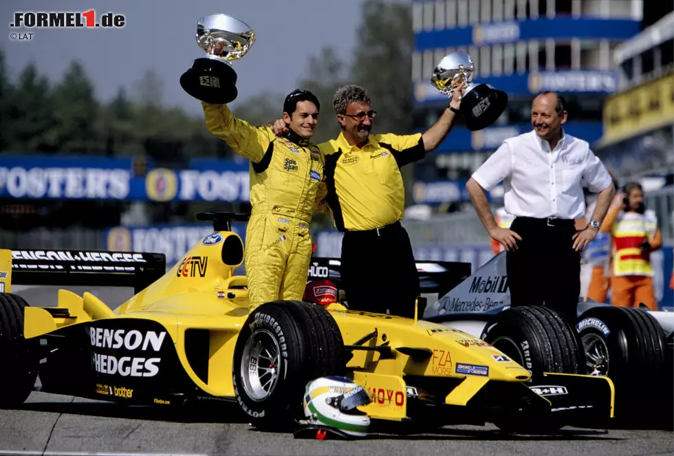 Beim Chaosrennen in Brasilien wird 2003 fälschlicherweise zunächst Kimi Räikkönen als Sieger geehrt. Der Fehler fällt erst nach der Siegerehrung auf, und "Fisico" bekommt seinen Pokal mit zwei Wochen Verspätung. Für Renault holt er 2005 und 2006 noch zwei weitere Siege, die ganz große F1-Karriere wird es bei ihm aber nicht mehr. Foto zur News: Beim Chaosrennen in Brasilien wird 2003 fälschlicherweise zunächst Kimi Räikkönen als Sieger geehrt. Der Fehler fällt erst nach der Siegerehrung auf, und "Fisico" bekommt seinen Pokal mit zwei Wochen Verspätung. Für Renault holt er 2005 und 2006 noch zwei weitere Siege, die ganz große F1-Karriere wird es bei ihm aber nicht mehr.