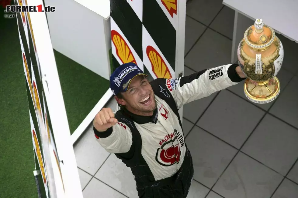 Platz 6: Jenson Button (113 Rennen) - Der nächste Weltmeister in unserer Liste. Doch viele Jahre glaubt niemand, dass der als Playboy verschriene Button, der 2000 in die Formel 1 kommt, überhaupt jemals auch nur einen Grand Prix gewinnen wird. Erst 2006 gelingt ihm im Honda in Ungarn in einem chaotischen Rennen der erste Erfolg. Foto zur News: Platz 6: Jenson Button (113 Rennen) - Der nächste Weltmeister in unserer Liste. Doch viele Jahre glaubt niemand, dass der als Playboy verschriene Button, der 2000 in die Formel 1 kommt, überhaupt jemals auch nur einen Grand Prix gewinnen wird. Erst 2006 gelingt ihm im Honda in Ungarn in einem chaotischen Rennen der erste Erfolg.