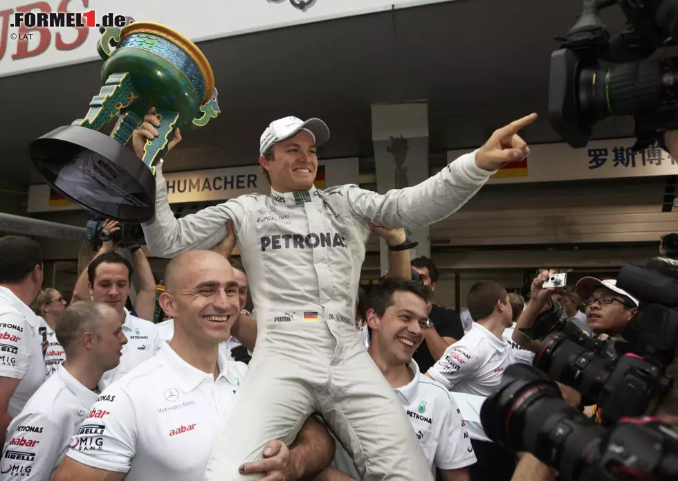 2010 wechselt Rosberg zu Mercedes, doch auch dort muss er erst einmal Aufbauarbeit leisten. 2012 platzt in China endlich der Knoten - doch vom WM-Titel ist er da noch weit entfernt. Erst 2016 gelingt ihm im Silberpfeil der ganz große Wurf. Mit insgesamt 23 Siegen tritt er Ende 2016 als amtierender Champion zurück. Foto zur News: 2010 wechselt Rosberg zu Mercedes, doch auch dort muss er erst einmal Aufbauarbeit leisten. 2012 platzt in China endlich der Knoten - doch vom WM-Titel ist er da noch weit entfernt. Erst 2016 gelingt ihm im Silberpfeil der ganz große Wurf. Mit insgesamt 23 Siegen tritt er Ende 2016 als amtierender Champion zurück.