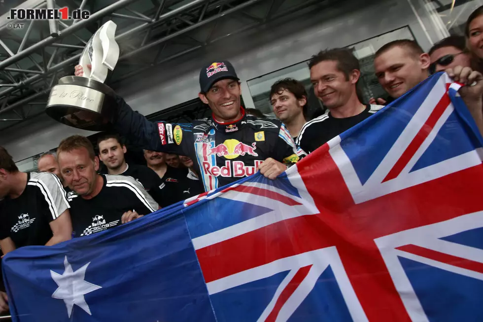 Platz 3: Mark Webber (130 Rennen) - Als der Australier 2009 für Red Bull auf dem Nürburgring siegt, hat er bereits 129 Rennen mit Minardi, Jaguar, Williams und den Bullen auf dem Buckel. Bis zum Karriereende Ende 2013 kommen noch acht weitere Siege dazu, doch der ganz große Wurf gelingt nie ... Foto zur News: Platz 3: Mark Webber (130 Rennen) - Als der Australier 2009 für Red Bull auf dem Nürburgring siegt, hat er bereits 129 Rennen mit Minardi, Jaguar, Williams und den Bullen auf dem Buckel. Bis zum Karriereende Ende 2013 kommen noch acht weitere Siege dazu, doch der ganz große Wurf gelingt nie ...