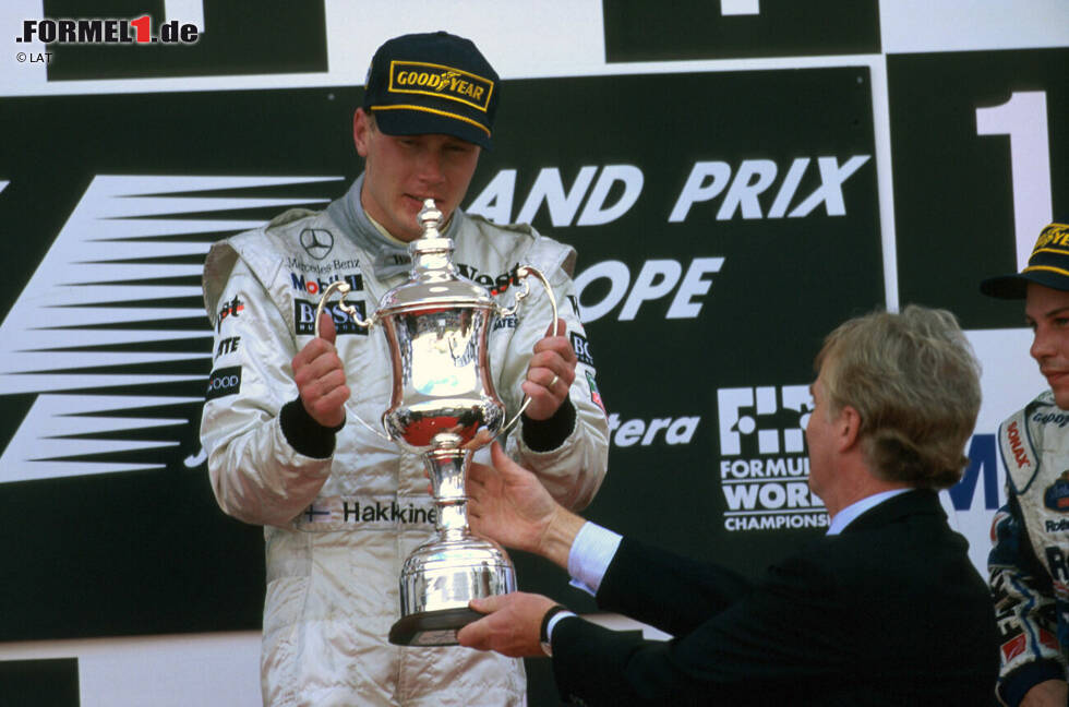 Foto zur News: Platz 10: Mika Häkkinen (96 Rennen) - Der &quot;Fliegende Finne&quot; braucht fast 100 Anläufe, bis er erstmals jubeln darf. Dafür startet er anschließend aber so richtig durch! Den ersten Erfolg gibt es beim Saisonfinale 1997 in Jerez - nachdem er zuvor bereits 15-mal auf dem Podium stand, aber nie vom Glück geküsst war.