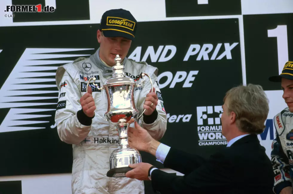 Platz 10: Mika Häkkinen (96 Rennen) - Der "Fliegende Finne" braucht fast 100 Anläufe, bis er erstmals jubeln darf. Dafür startet er anschließend aber so richtig durch! Den ersten Erfolg gibt es beim Saisonfinale 1997 in Jerez - nachdem er zuvor bereits 15-mal auf dem Podium stand, aber nie vom Glück geküsst war. Foto zur News: Platz 10: Mika Häkkinen (96 Rennen) - Der "Fliegende Finne" braucht fast 100 Anläufe, bis er erstmals jubeln darf. Dafür startet er anschließend aber so richtig durch! Den ersten Erfolg gibt es beim Saisonfinale 1997 in Jerez - nachdem er zuvor bereits 15-mal auf dem Podium stand, aber nie vom Glück geküsst war.