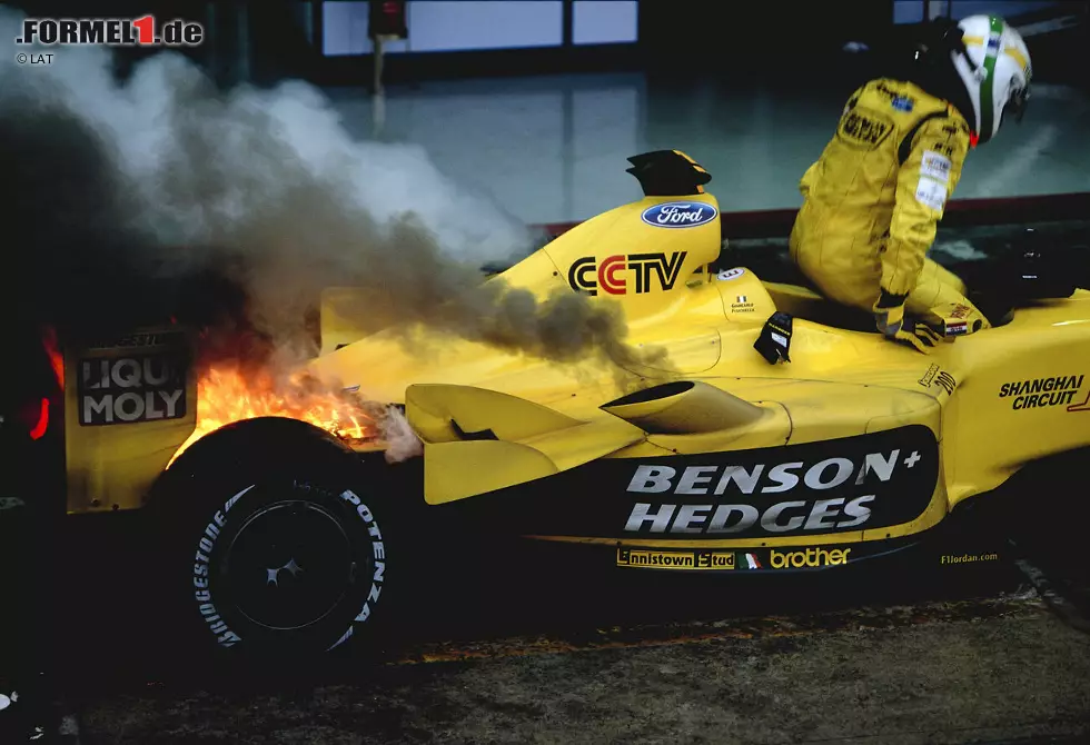 Platz 8: Giancarlo Fisichella (110 Rennen) - Der Italiener ist der erste Pilot in unserer Rangliste, der die Marke von 100 Rennen knackt. 109-mal geht er ab 1996 erfolglos für Minardi, Jordan und Benetton an den Start. Erst im 110. Anlauf klappt es endlich mit dem ganz großen Pokal - und das unter kuriosen Umständen ... Foto zur News: Platz 8: Giancarlo Fisichella (110 Rennen) - Der Italiener ist der erste Pilot in unserer Rangliste, der die Marke von 100 Rennen knackt. 109-mal geht er ab 1996 erfolglos für Minardi, Jordan und Benetton an den Start. Erst im 110. Anlauf klappt es endlich mit dem ganz großen Pokal - und das unter kuriosen Umständen ...