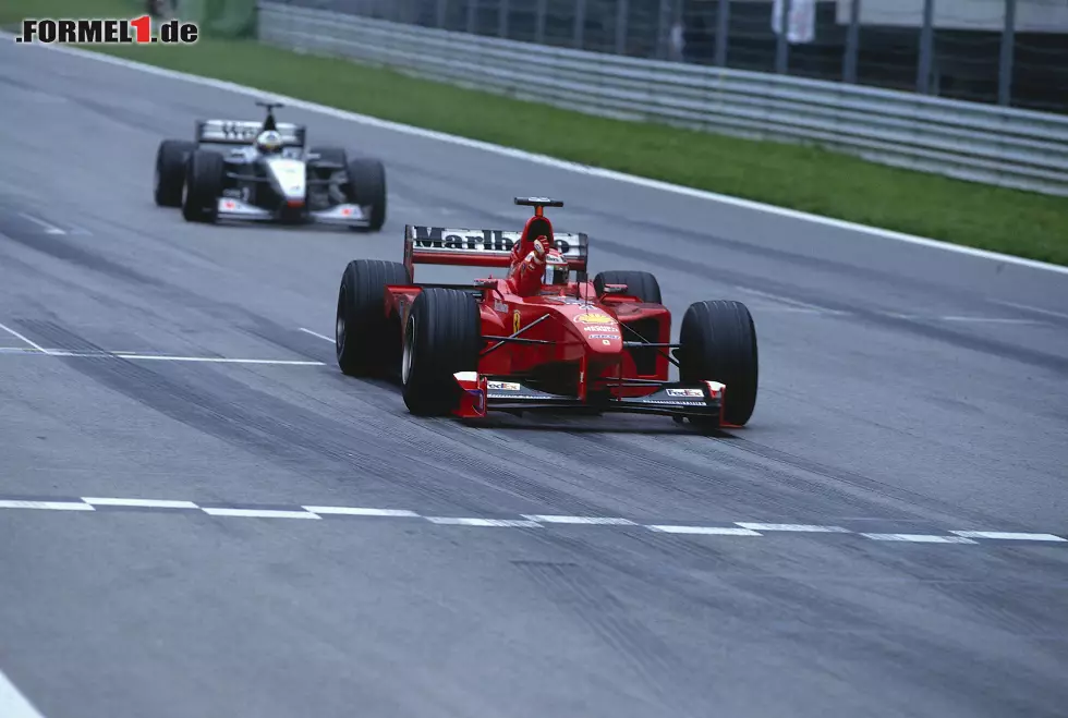 Weil sich Schumacher während der Saison das Bein bricht und mehrere Rennen ausfällt, ist Irvine plötzlich die Nummer eins bei der Scuderia. Er fährt noch drei weitere Siege ein, doch der Titel geht am Ende des Jahres an Mika Häkkinen. Irvine wechselt anschließend zu Jaguar und gewinnt bis zu seinem Karriereende 2002 kein Rennen mehr. Foto zur News: Weil sich Schumacher während der Saison das Bein bricht und mehrere Rennen ausfällt, ist Irvine plötzlich die Nummer eins bei der Scuderia. Er fährt noch drei weitere Siege ein, doch der Titel geht am Ende des Jahres an Mika Häkkinen. Irvine wechselt anschließend zu Jaguar und gewinnt bis zu seinem Karriereende 2002 kein Rennen mehr.