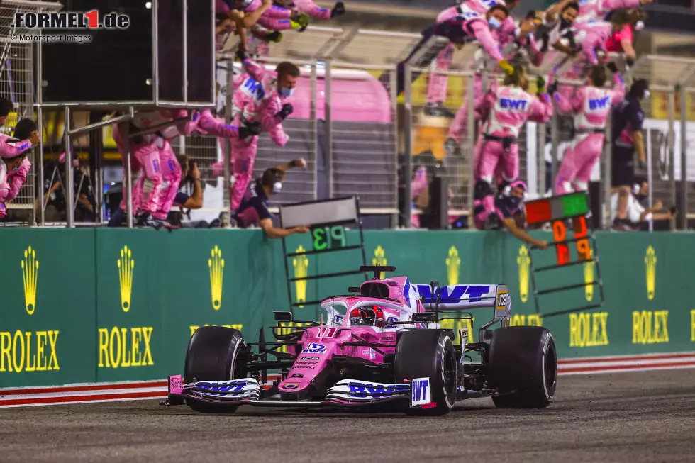 Erst nach fast 200 Rennen platzt der Knoten. Auf dem "Oval" in Bahrain triumphiert Perez 2020 in einem chaotischen Rennen, bei dem er nach einem Zwischenfall in der ersten Runde sogar zunächst auf dem letzten Platz liegt! Seine spektakuläre Aufholjagd bringt ihm nicht nur den Sieg sondern für 2021 auch ein Cockpit bei Red Bull. Foto zur News: Erst nach fast 200 Rennen platzt der Knoten. Auf dem "Oval" in Bahrain triumphiert Perez 2020 in einem chaotischen Rennen, bei dem er nach einem Zwischenfall in der ersten Runde sogar zunächst auf dem letzten Platz liegt! Seine spektakuläre Aufholjagd bringt ihm nicht nur den Sieg sondern für 2021 auch ein Cockpit bei Red Bull.