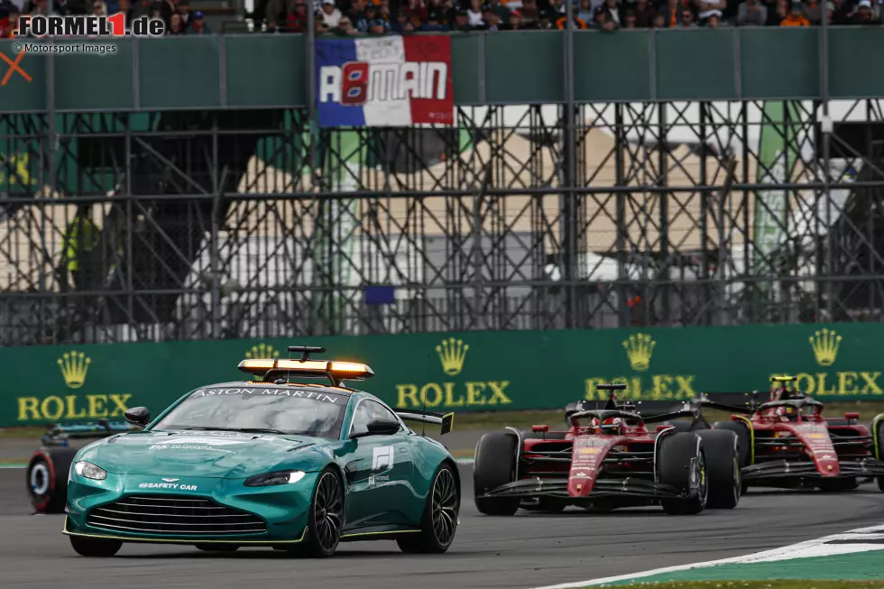 Denn Sainz profitiert davon, dass Ferrari die Strategie bei seinem Teamkollegen Charles Leclerc, der an diesem Tag eigentlich schneller ist, in den Sand setzt. So hat er nach einer späten Safety-Car-Phase leichtes Spiel gegen Leclerc auf alten Reifen. Das ist ihm an diesem Tag aber ziemlich egal! Foto zur News: Denn Sainz profitiert davon, dass Ferrari die Strategie bei seinem Teamkollegen Charles Leclerc, der an diesem Tag eigentlich schneller ist, in den Sand setzt. So hat er nach einer späten Safety-Car-Phase leichtes Spiel gegen Leclerc auf alten Reifen. Das ist ihm an diesem Tag aber ziemlich egal!